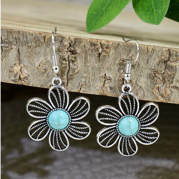 Jewelry - Bohemian Turquoise flower earings.